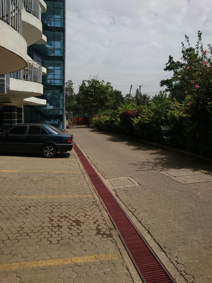 Yaya Brooks - Tomax * Nairobi